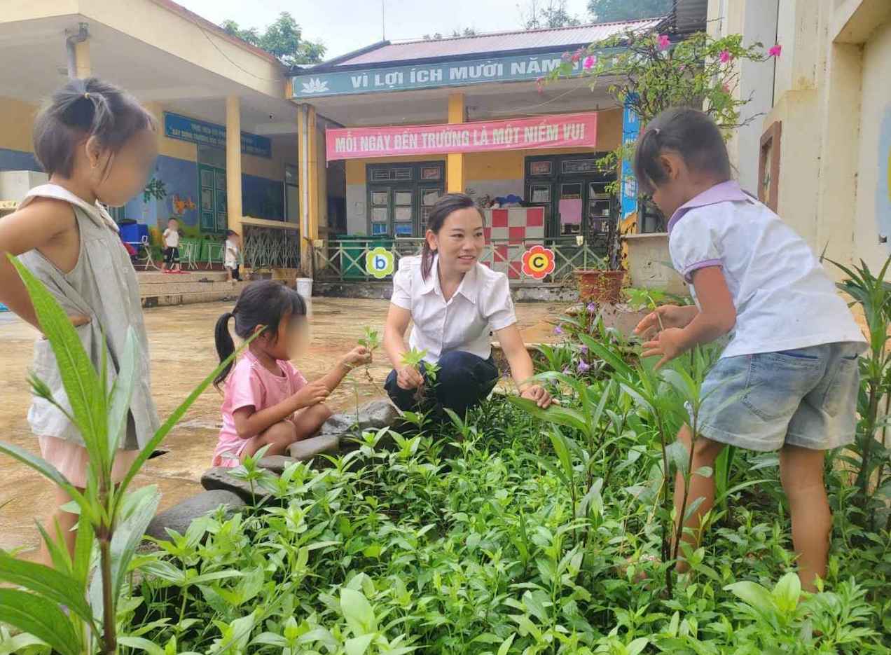 Cô Sùng Thị Tằng - giáo viên Trường Mầm non Pá Mỳ (xã Nậm Kè, Điện Biên). Ảnh: NVCC
