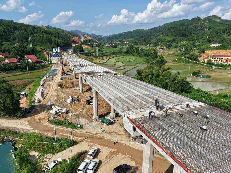 Công nhân làm việc ngày đêm đẩy nhanh tiến độ. Ảnh: Khánh Linh