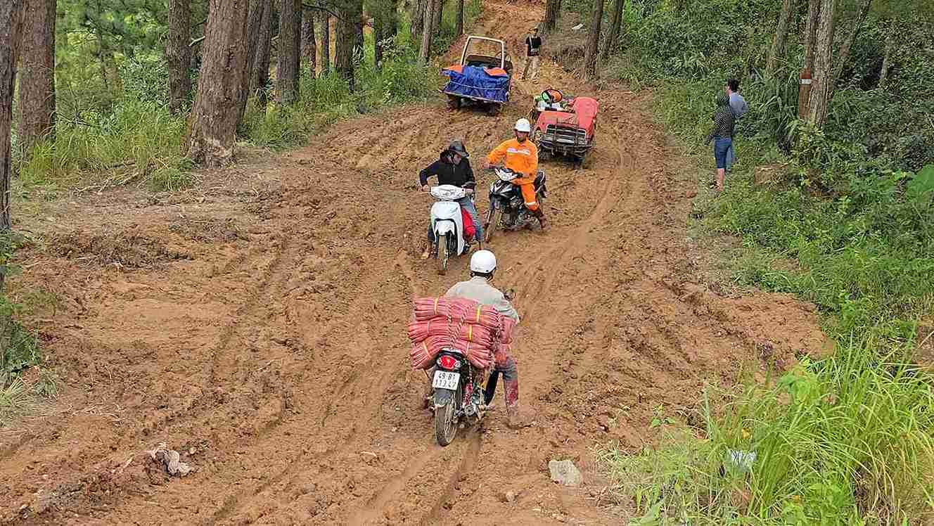 Đèo D'ran bị cấm lưu thông, người dân mở đường mòn quanh núi để đi lại. Ảnh: Phúc Khánh
