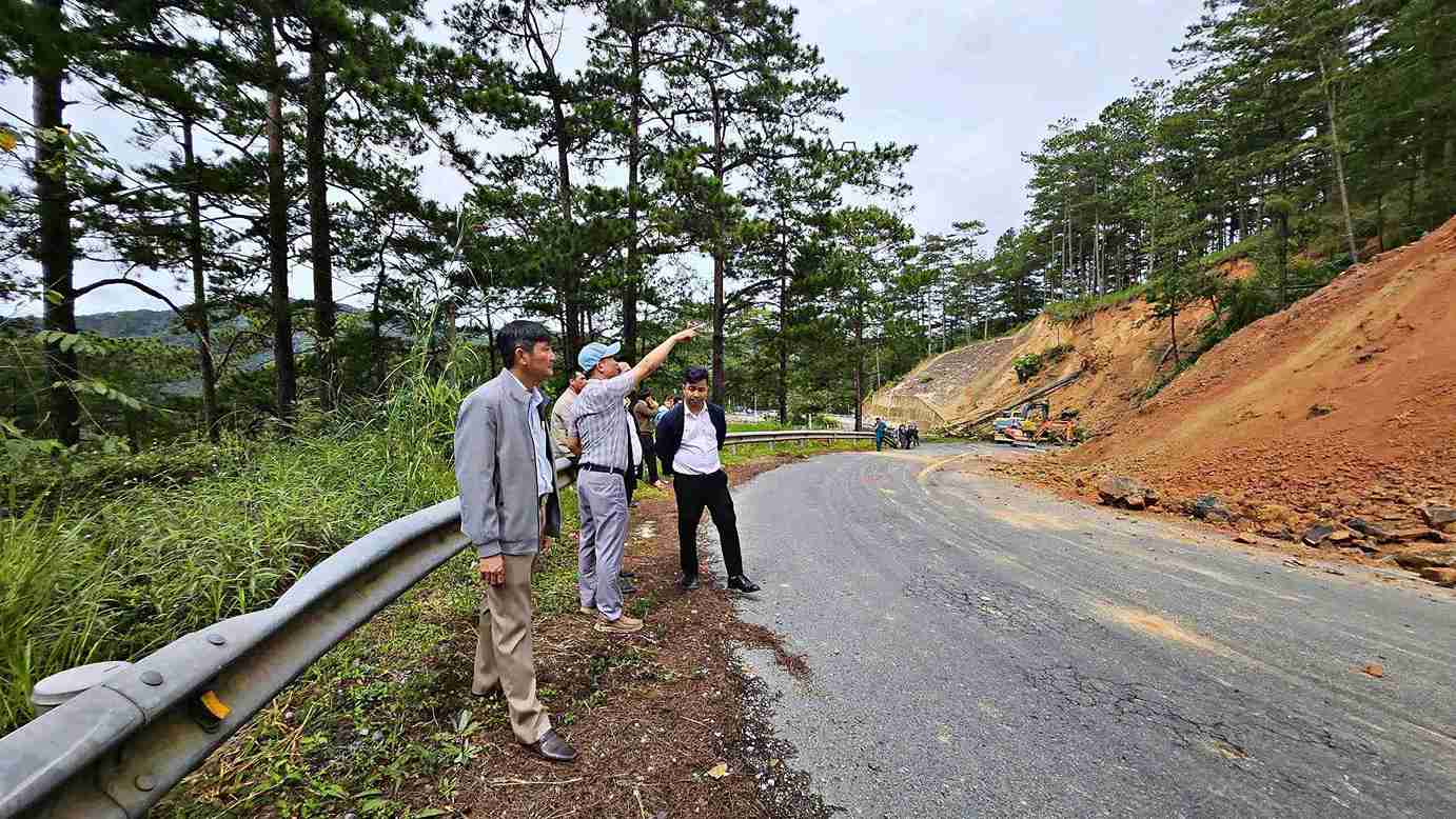 Cơ quan chức năng kiểm tra sạt lở tại đèo D'ran. Ảnh: Phúc Khánh