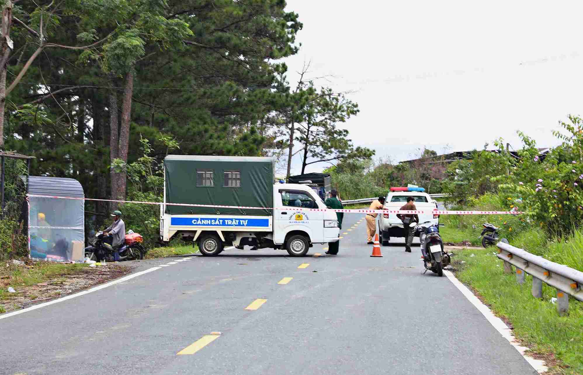 Đường qua đèo D'ran đang bị cấm lưu thông để khắc phục sạt lở, sụt lún. Ảnh: Phúc Khánh