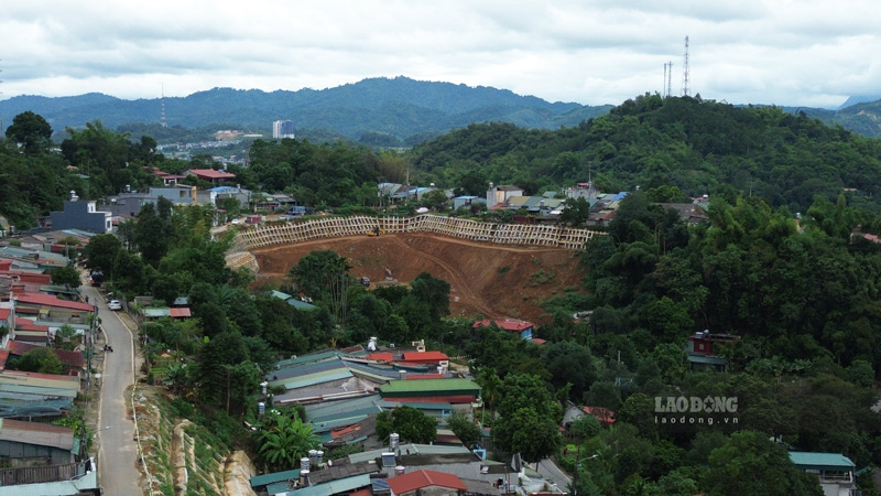 Người dân sống thấp thỏm những ngày mưa gió. Ảnh: Đinh Đại