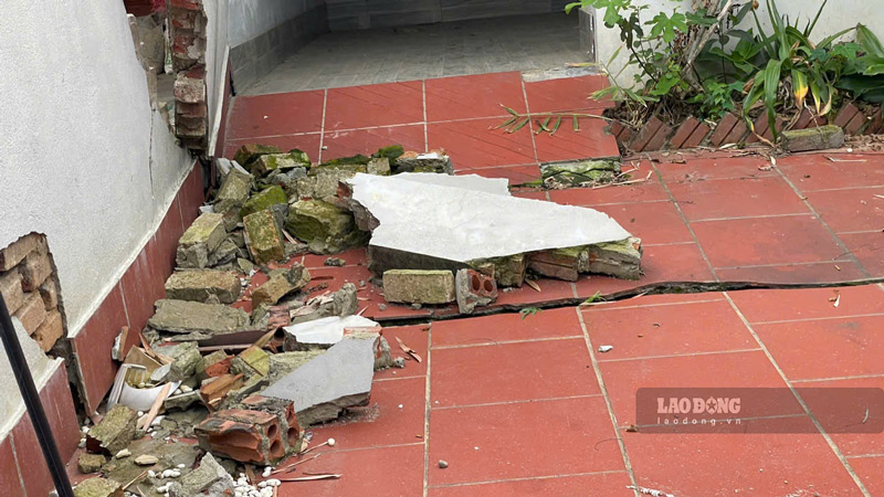 Nguy cơ sạt lở đe dọa cuộc sống của các hộ dân ở đây. Ảnh: Đinh Đại