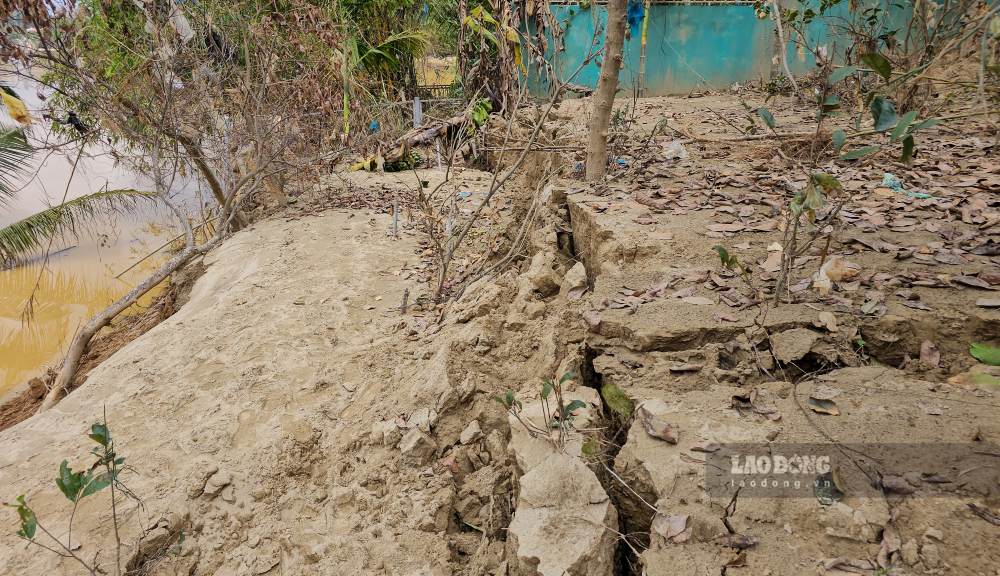 Nhiều vị trí rạn nứt kéo dài, uy hiếp khu dân cư bên sông.