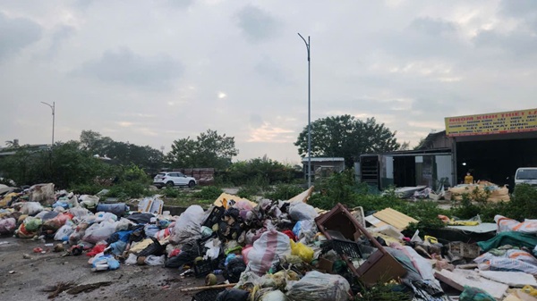 Bãi rác tại khu vực đường Phạm Hùng. Ảnh: Minh Hạnh