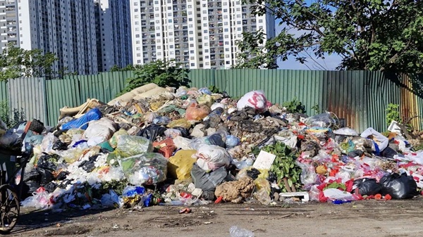 Rác thải ở khu vực xã An Khánh thường xuyên chất thành đống lớn gây ô nhiễm môi trường. Ảnh: Duy Đức