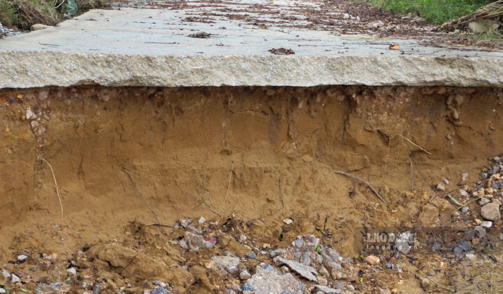 “Vị trí sạt lở ăn vào chỉ cách nhà tôi chừng 3m, nếu không giải quyết kịp thời e rằng căn nhà và tài sản của gia đình tôi khó giữ lấy. Mong cơ quan chức năng sớm khắc phục để chúng tôi yên tâm.” - bà Tí nói.