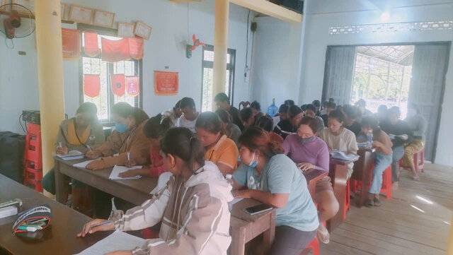 Người dân xã Buôn Đôn đăng ký theo học lớp chăn nuôi trâu, bò. Ảnh: Bảo Lâm