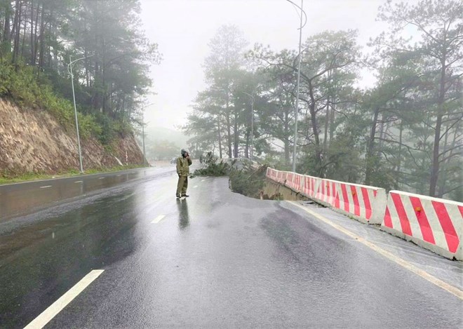 Sạt lở xé toạc đèo Prenn, Lâm Đồng cấm phương tiện lưu thông