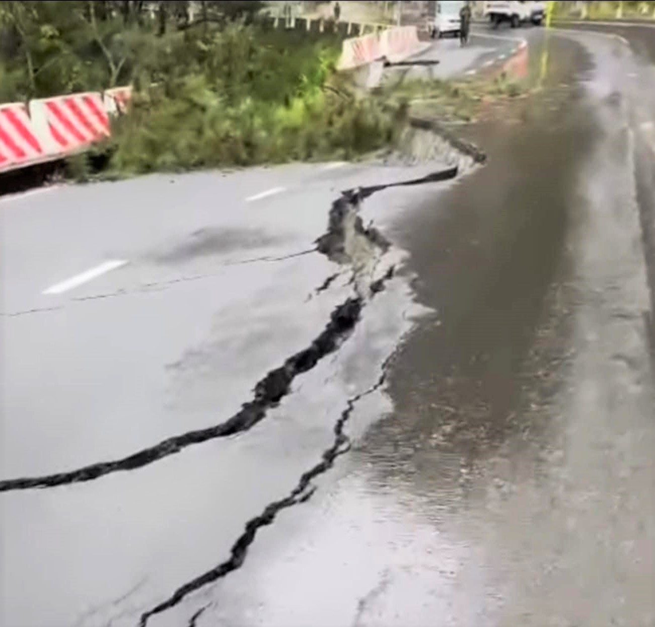 Sạt lở, sụt lún khiến nền đường bị nứt nghiêm trọng trên đèo Prenn. Ảnh: Cơ quan chức năng cung cấp