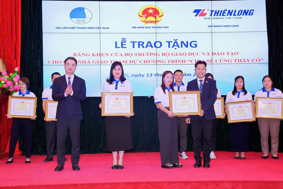 Cô Thanh vinh dự nhận Bằng khen của Bộ trưởng Bộ GD&ĐT nhân dịp Kỷ niệm Ngày Nhà giáo Việt Nam 20/11 năm nay. (Ảnh: NVCC) 319136917756558909.jpg