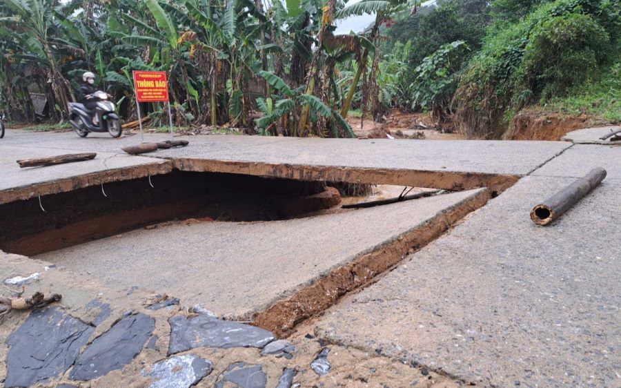 Đường bê tông bị xói lở nặng phần móng. Ảnh: H.Nguyên