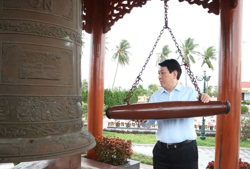 Chủ tịch nước Lương Cường dâng hương tại Nghĩa trang Liệt sĩ Điện Bàn, TP.Đà Nẵng. Ảnh: Trần Thi - Nguyễn Hoàng