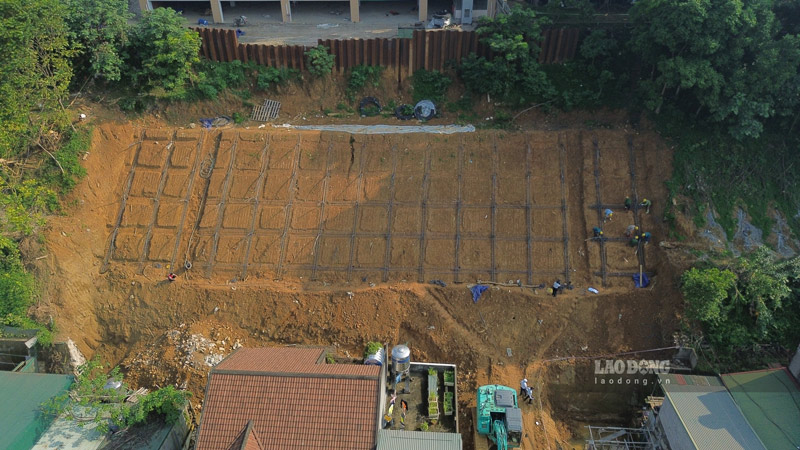 Dự án Xử lý sạt lở, ổn định mái taluy sau Trường THPT Chuyên tỉnh Lào Cai trong quá trình triển khai. Ảnh: Đinh Đại