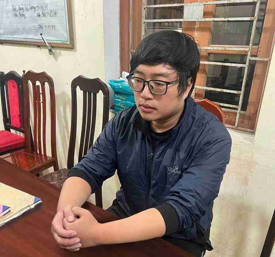 Đối tượng Nguyễn Anh Dũng làm việc tại Công an phường Vũ Phúc. Ảnh: Công an tỉnh Hưng Yên