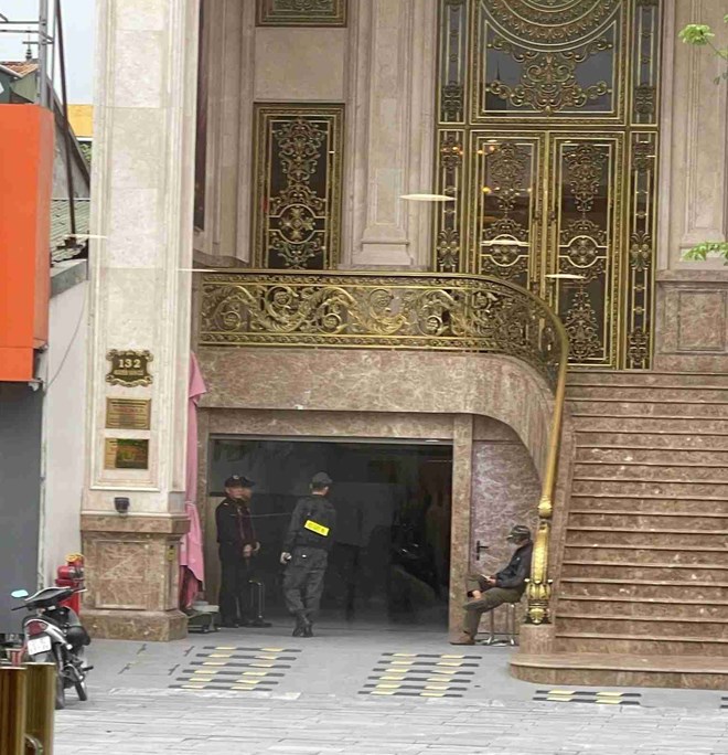 Cảnh sát cơ động xuất hiện trước cơ sở thẩm mỹ viện Mailisa địa chỉ 132 Nguyễn Văn Cừ, phường Trường Vinh, Nghệ An vào sáng 13.11. Ảnh: Quang Đại