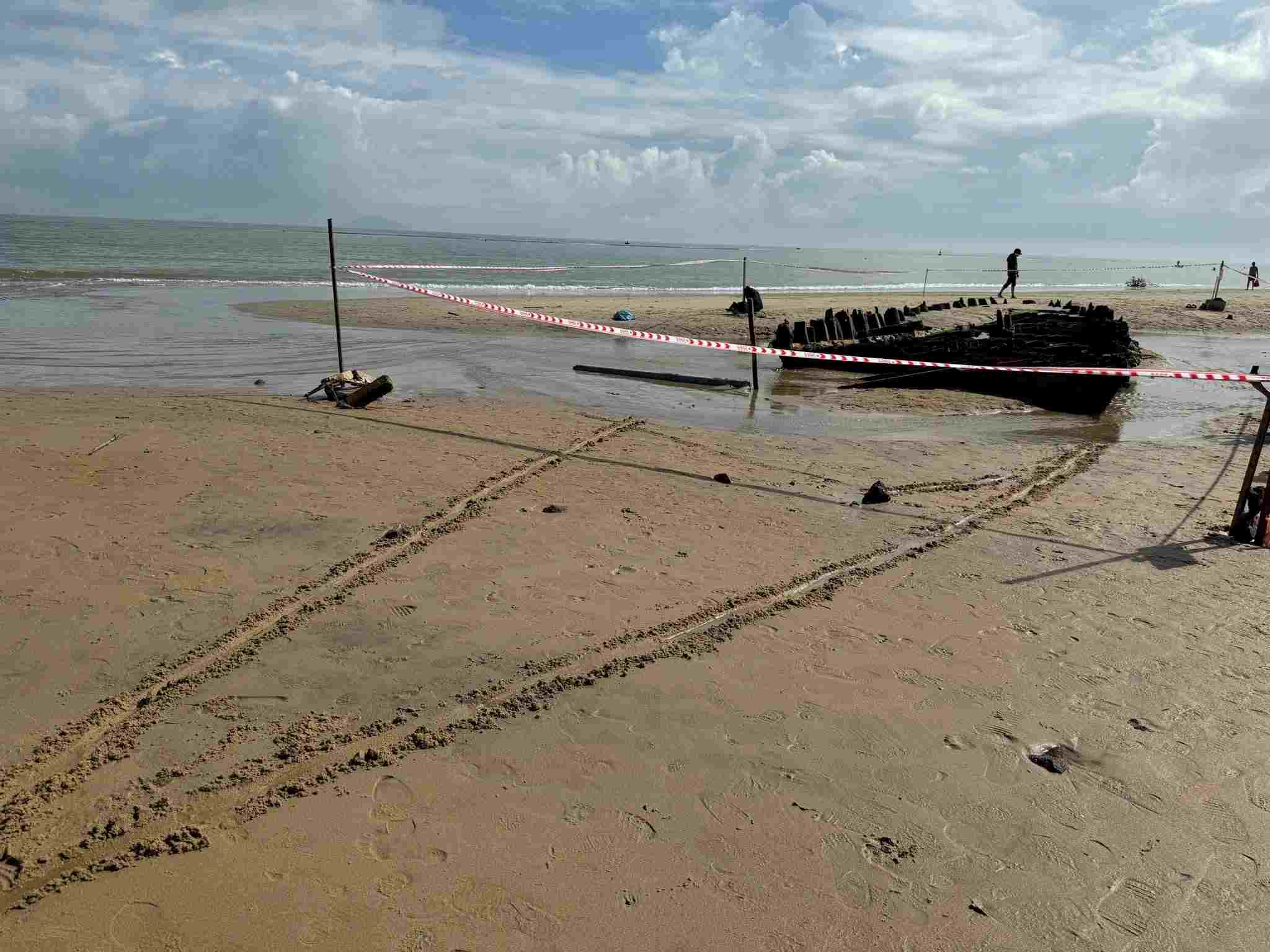 Lo ngại nếu không kịp thời khai quật, trục vớt để bảo quản, xác con tàu cổ này sẽ hư hỏng sau nhiều lần xuất lộ rồi bị vùi lấp lại do sóng, cát biển sau mỗi mùa mưa bão. Ảnh: Quý Dũng
