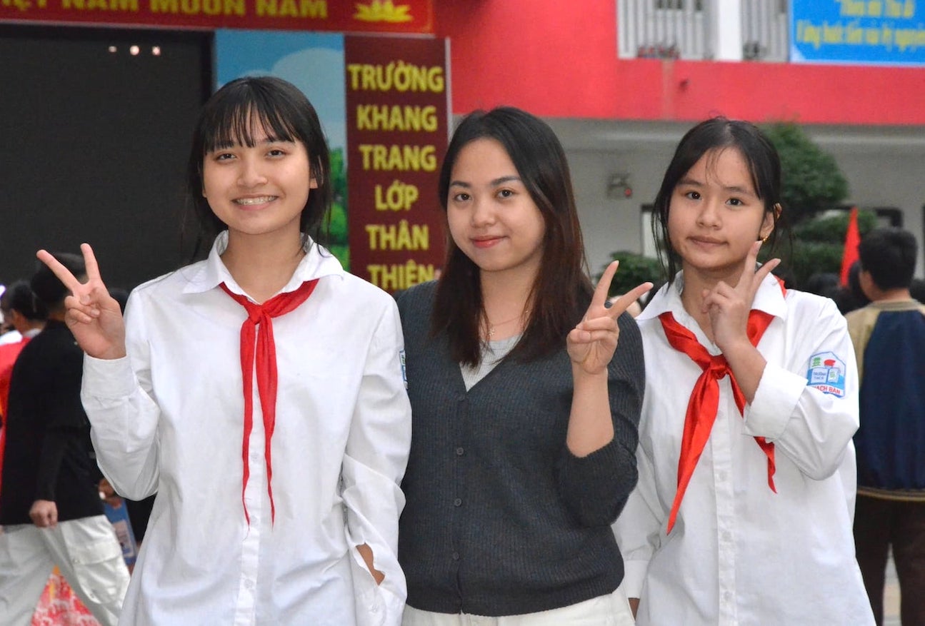 Cô Lê Thu Thảo cùng học trò. Ảnh: Vân Trang