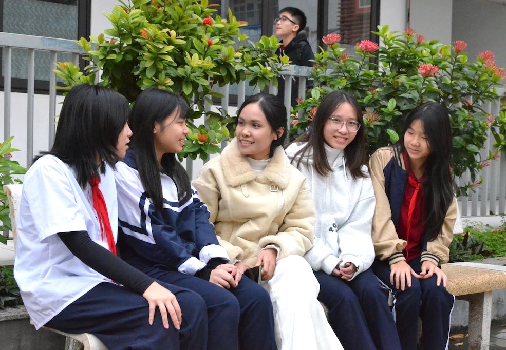 Ngoài giờ lên lớp, cô Phạm Phương Thảo (ở giữa) luôn dành thời gian trò chuyện cùng học trò. Ảnh: Vân Trang