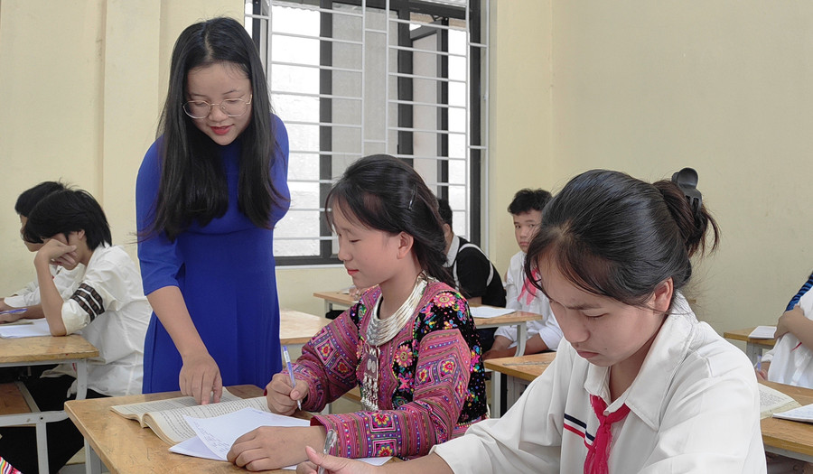 Cô và trò Trường Phổ thông DTBT THCS Mường Lý dạy, học trong điều kiện khang trang.