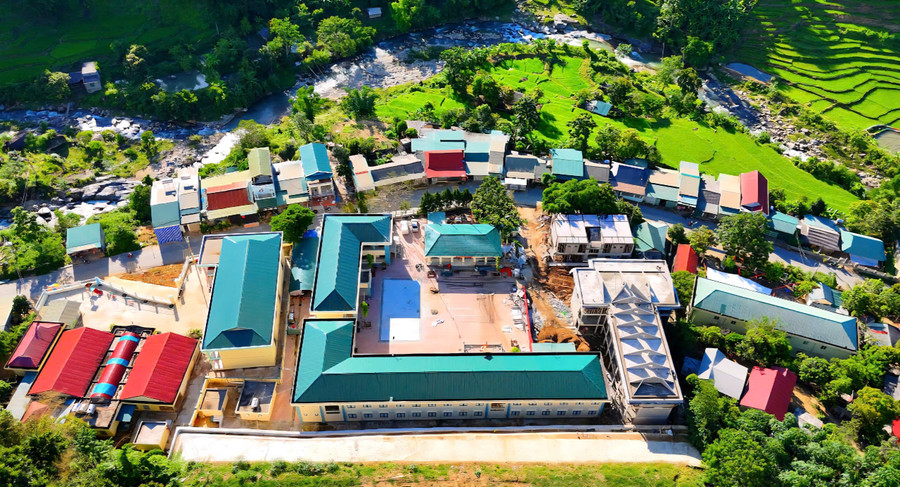 Trường Tiểu học Pù Nhi đã, đang được đầu tư xây dựng khang trang, hiện đại. Ảnh: Pó Ly cuoc-lot-xac-o-bien-cuong-xu-thanh-2.jpg