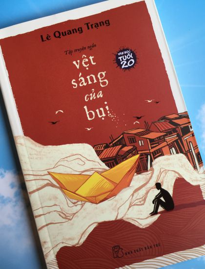 Tập truyện ngắn “Vệt sáng của bụi” - nhà văn Lê Quang Trạng.  Ảnh: Nhà xuất bản Trẻ