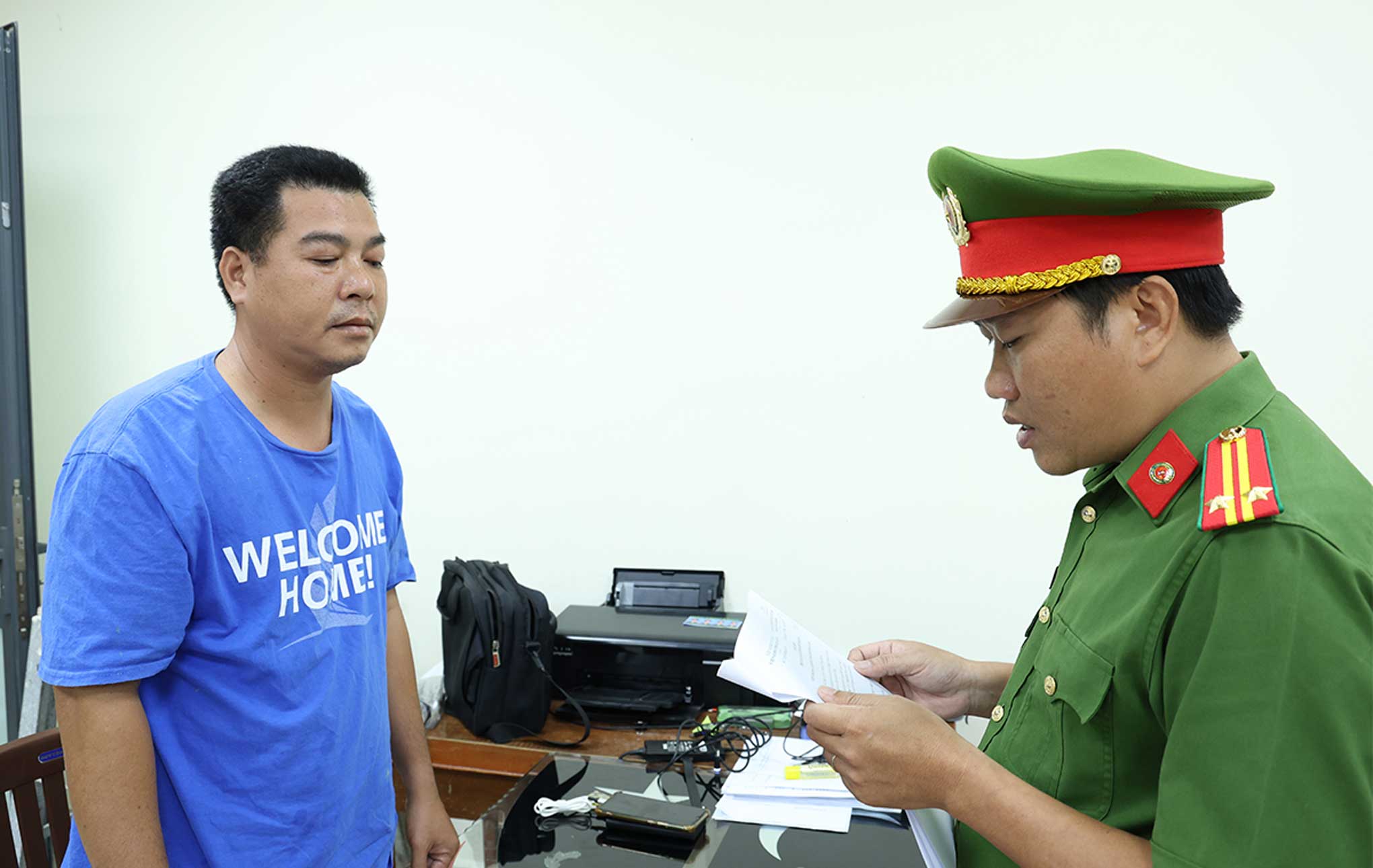 Cơ quan Công an tống đạt các quyết định và lệnh bắt tạm giam đối với Đỗ Văn Phương. Ảnh: Tiến Tầm