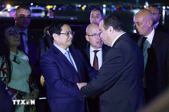 Lễ tiễn Thủ tướng Chính phủ Phạm Minh Chính và Phu nhân tại Sân bay quốc tế Houari Boumediene, thủ đô Algiers. Ảnh: TTXVN