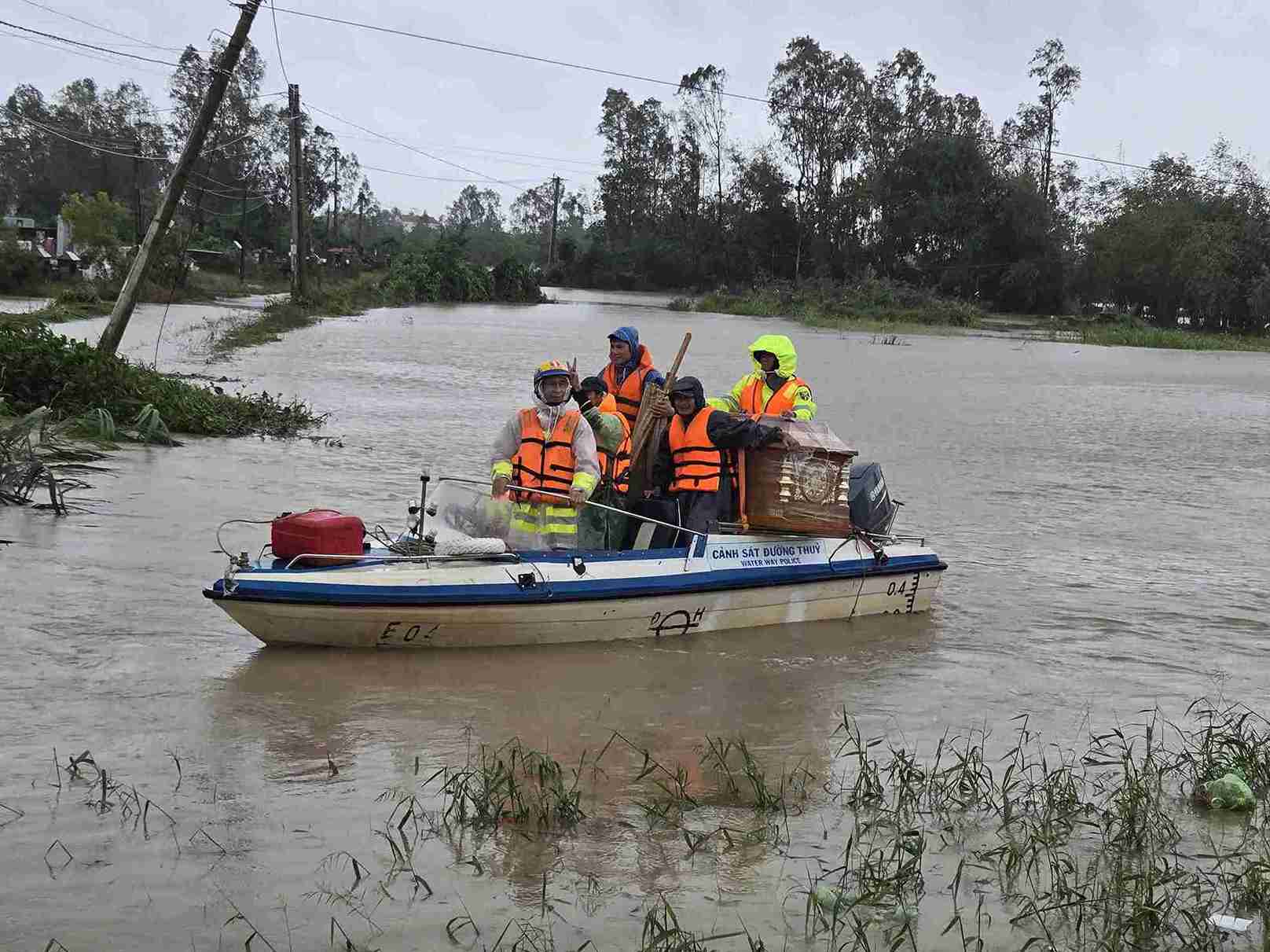 Lực lượng chức năng sử dụng ca nô cơ động hỗ trợ bà con vùng lũ. Ảnh: Công an cung cấp