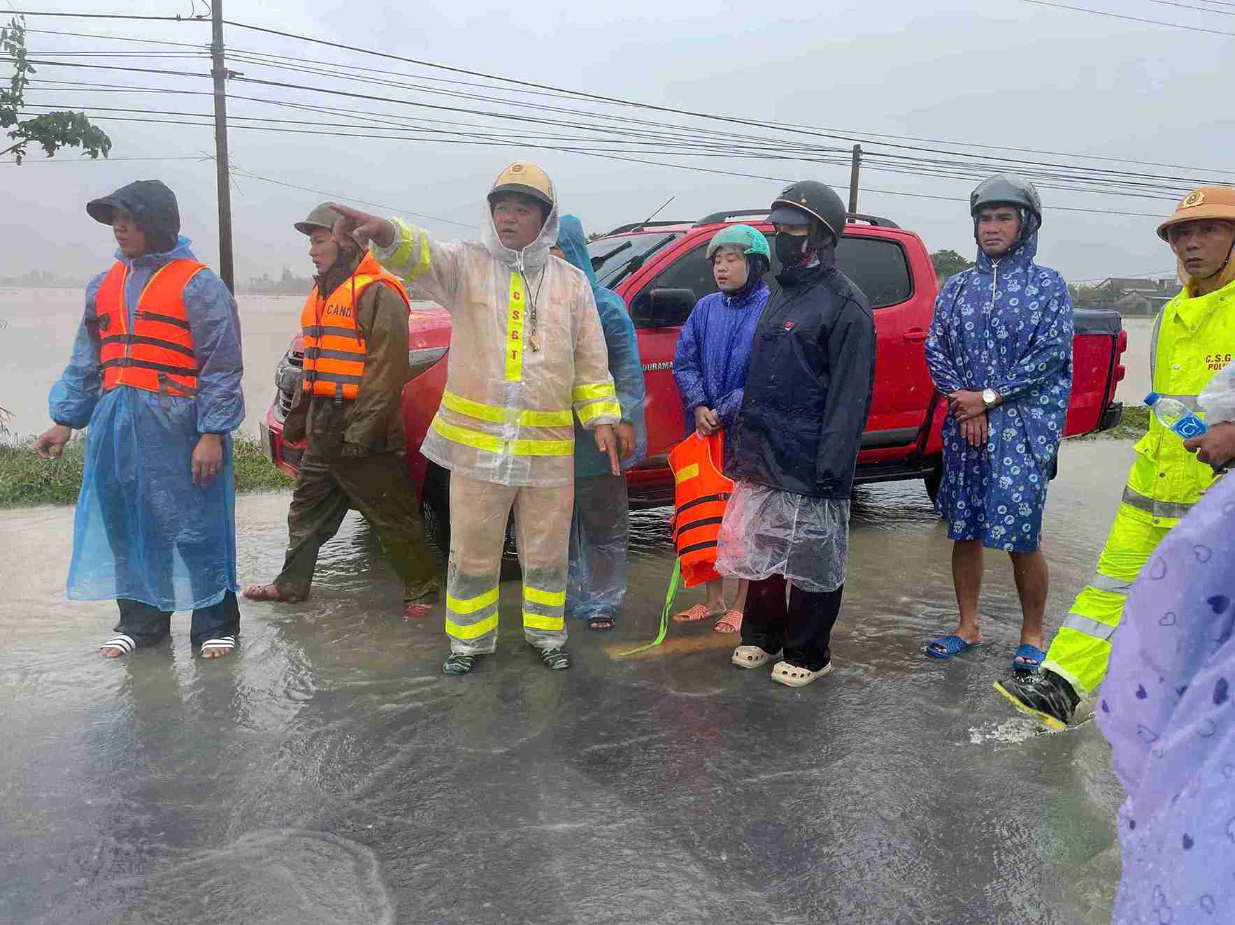 Một số tuyến đường về vùng lũ cũng đã được khơi thông. Ảnh: Công an cung cấp