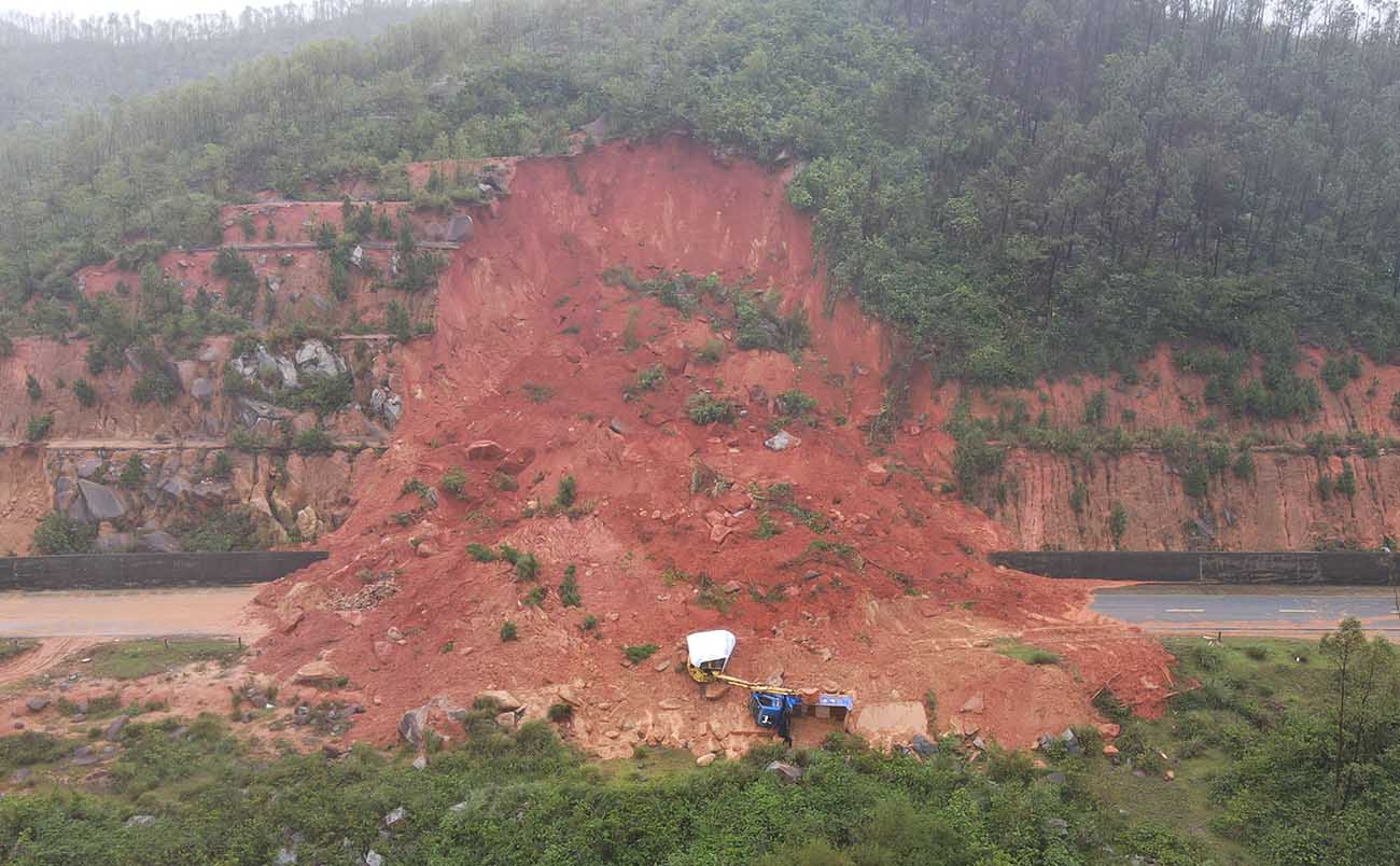 Đường ven biển Hà Tĩnh đoạn qua xã Kỳ Xuân đang tắc hoàn toàn vì sạt lở. Ảnh: Trần Tuấn.