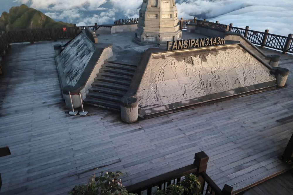 Sương muối cùng lớp băng mỏng xuất hiện trên đỉnh Fansipan. Ảnh: Huy Trịnh