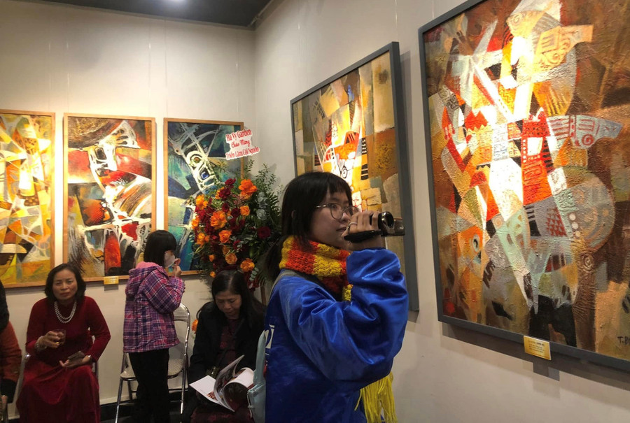 Dù là trừu tượng nhưng tác phẩm của họa sĩ Trịnh Bá Quát được đánh giá dễ xem, dễ gần, dễ cảm nhận và rung động.