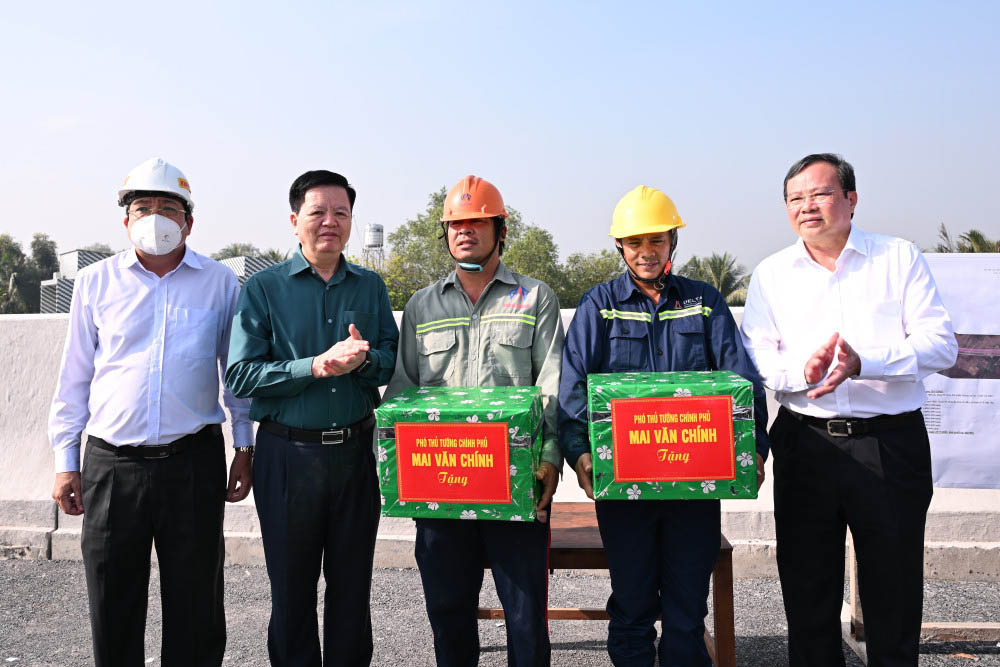 Phó Thủ tướng Chính phủ Mai Văn Chính (thứ 2 từ trái qua) tặng quà động viên tinh thần các đơn vị thi công. Ảnh: Kiên Định