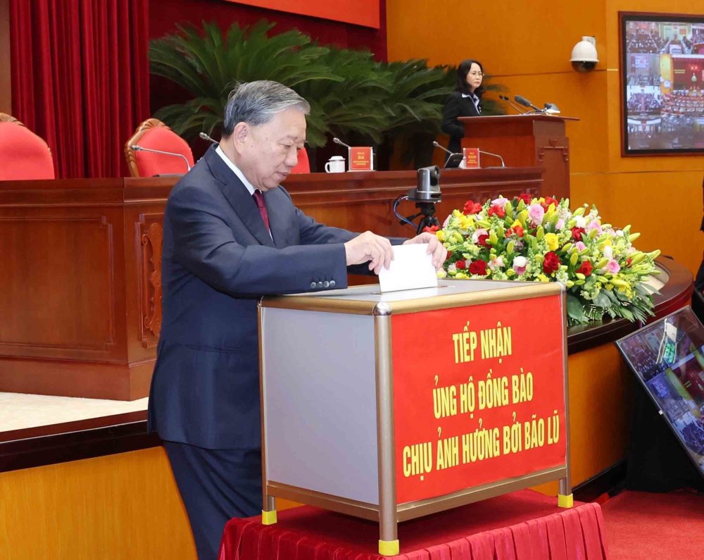 Tổng Bí thư Tô Lâm ủng hộ đồng bào bão lũ. Ảnh: TTXVN