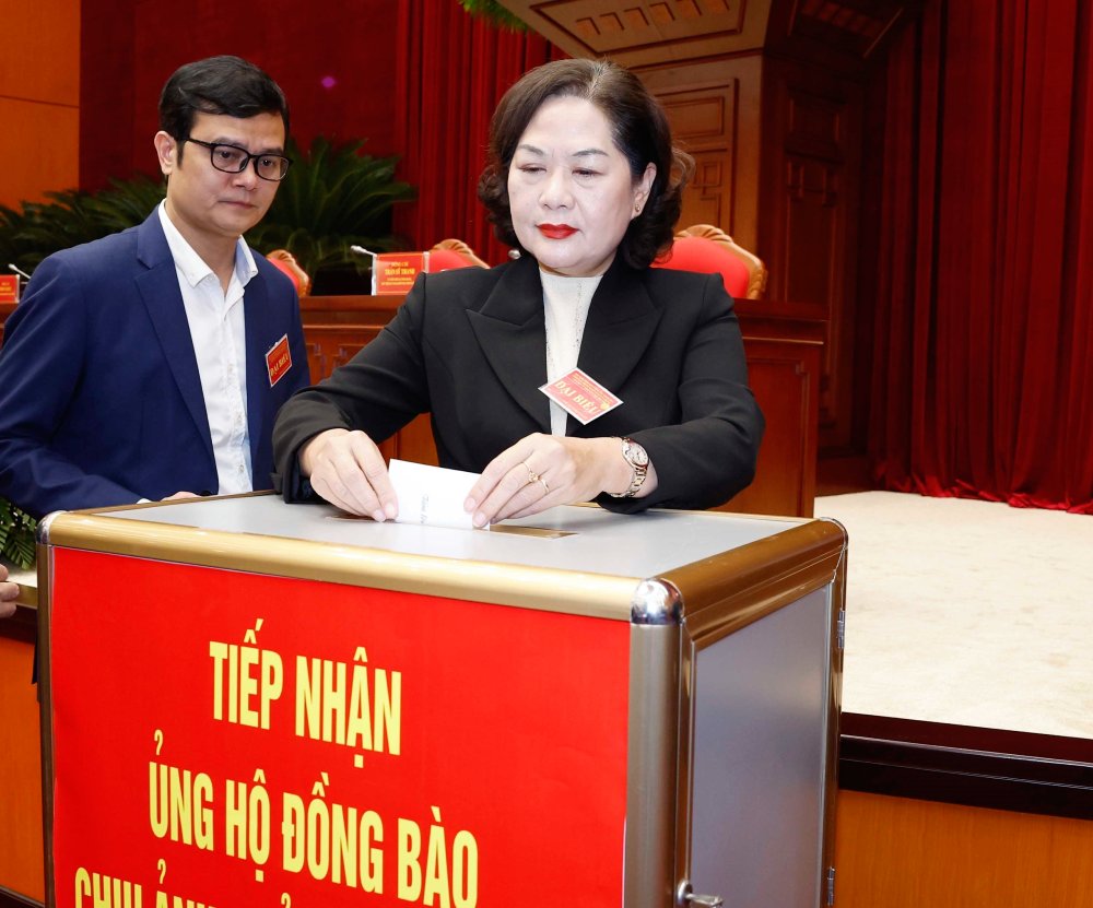 Các đại biểu ủng hộ đồng bào bị ảnh hưởng bởi bão lũ. Ảnh: TTXVN