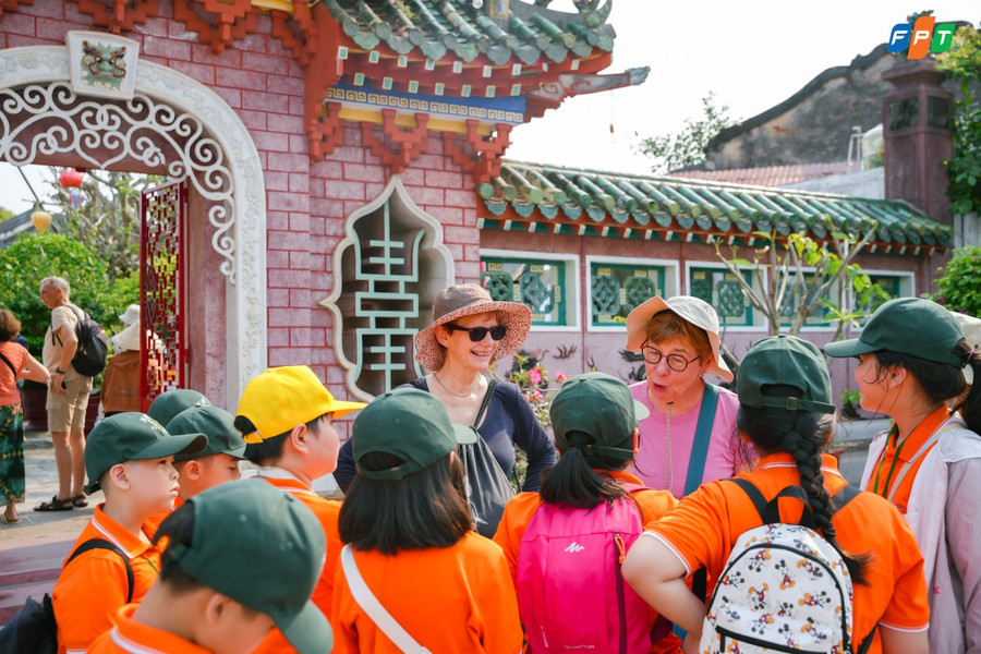 Học sinh được trải nghiệm giao lưu với người nước ngoài tại phố cổ Hội An. 7.jpg