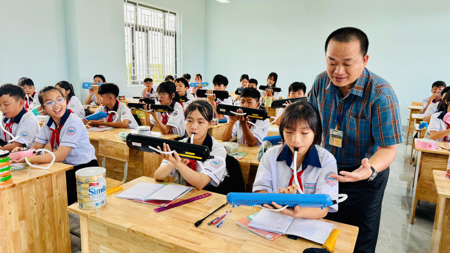 Những tiết học âm nhạc của thầy Hà Minh Tú.