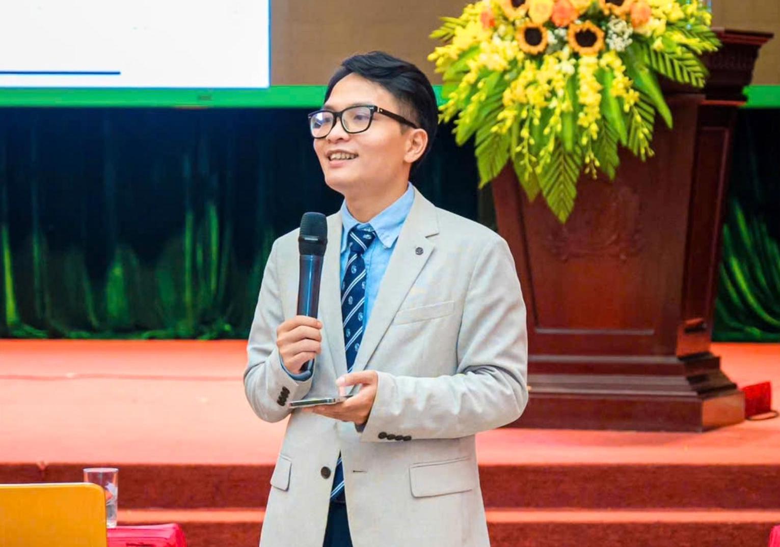 TS. Lương Đông Sơn cho rằng sinh viên nên biến AI tạo sinh văn bản thành người bạn để rèn tư duy. Ảnh: NVCC