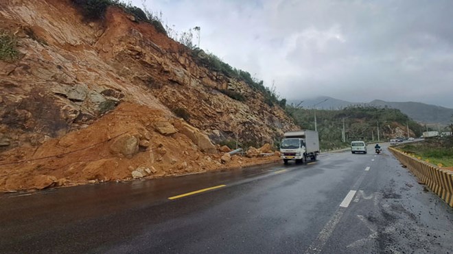 Đường đèo ở Gia Lai bị sạt lở do mưa lũ