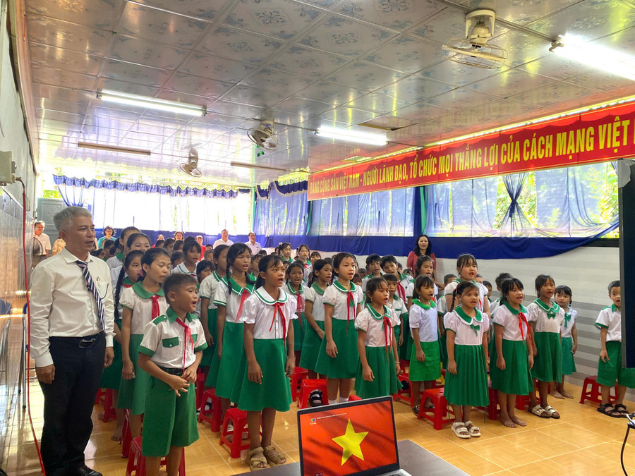 Thầy và trò Trường Tiểu học Nguyễn Bá Ngọc (xã Trà My) thực hiện nghi Lễ chào cờ. 372b1941737cf822a16d.jpg