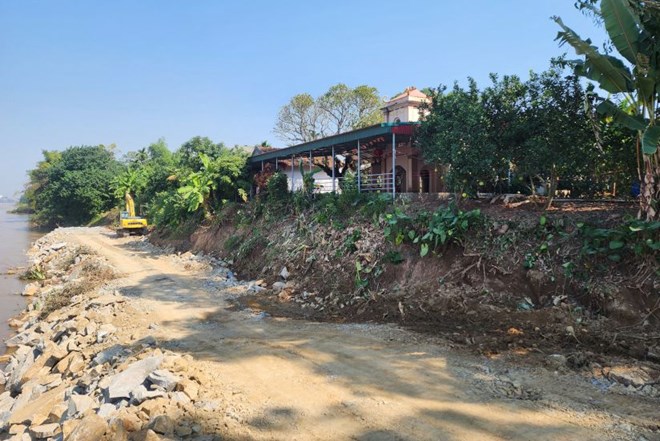 Liên tiếp sạt lở bờ hữu sông Hồng, an toàn nhiều hộ dân bị đe dọa