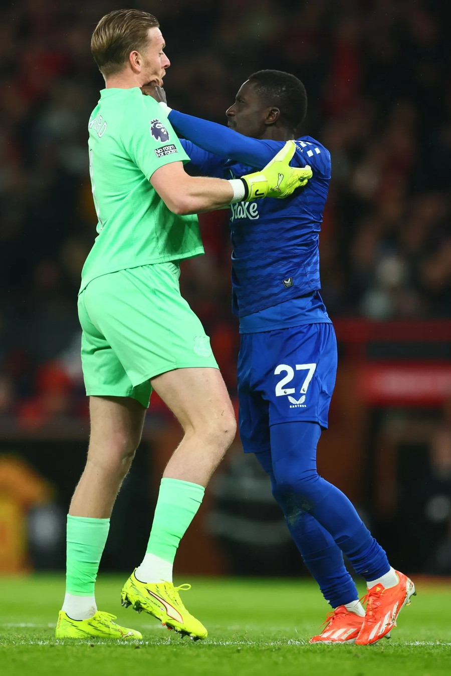 Idrissa Gueye còn túm lấy cổ áo thủ môn Jordan Pickford khi đồng đội can ngăn. 5.jpg