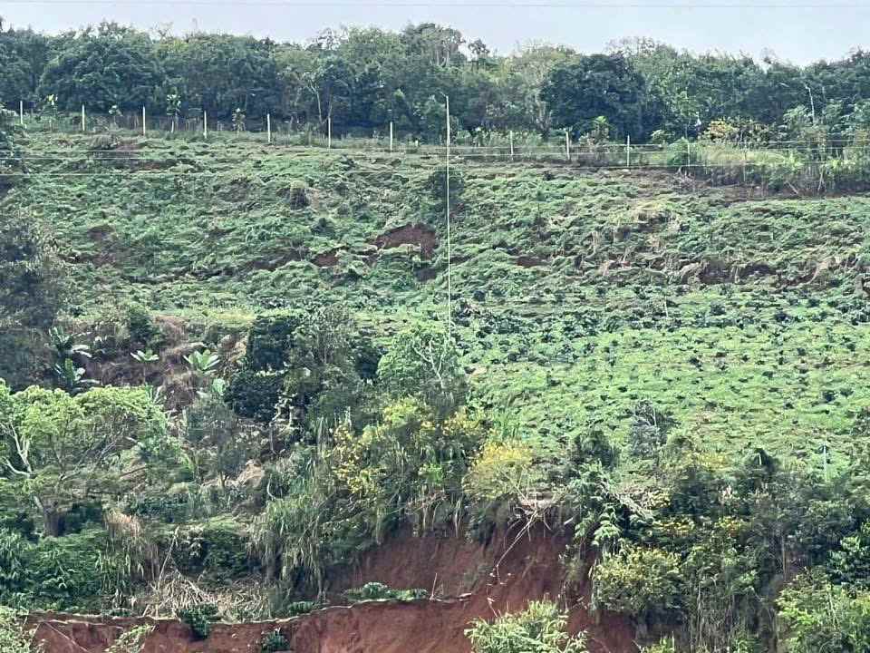 Vết nứt chạy dài hàng trăm mét trên đối Trảng Bằng (thôn Lạc Thiện 2, xã D'ran). Ảnh: Phúc Khánh