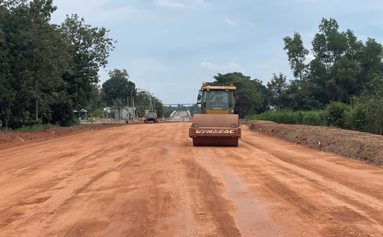 Đường dẫn lên cầu phía Tây Ninh đang được khẩn trương thi công. Ảnh: Đình Trọng