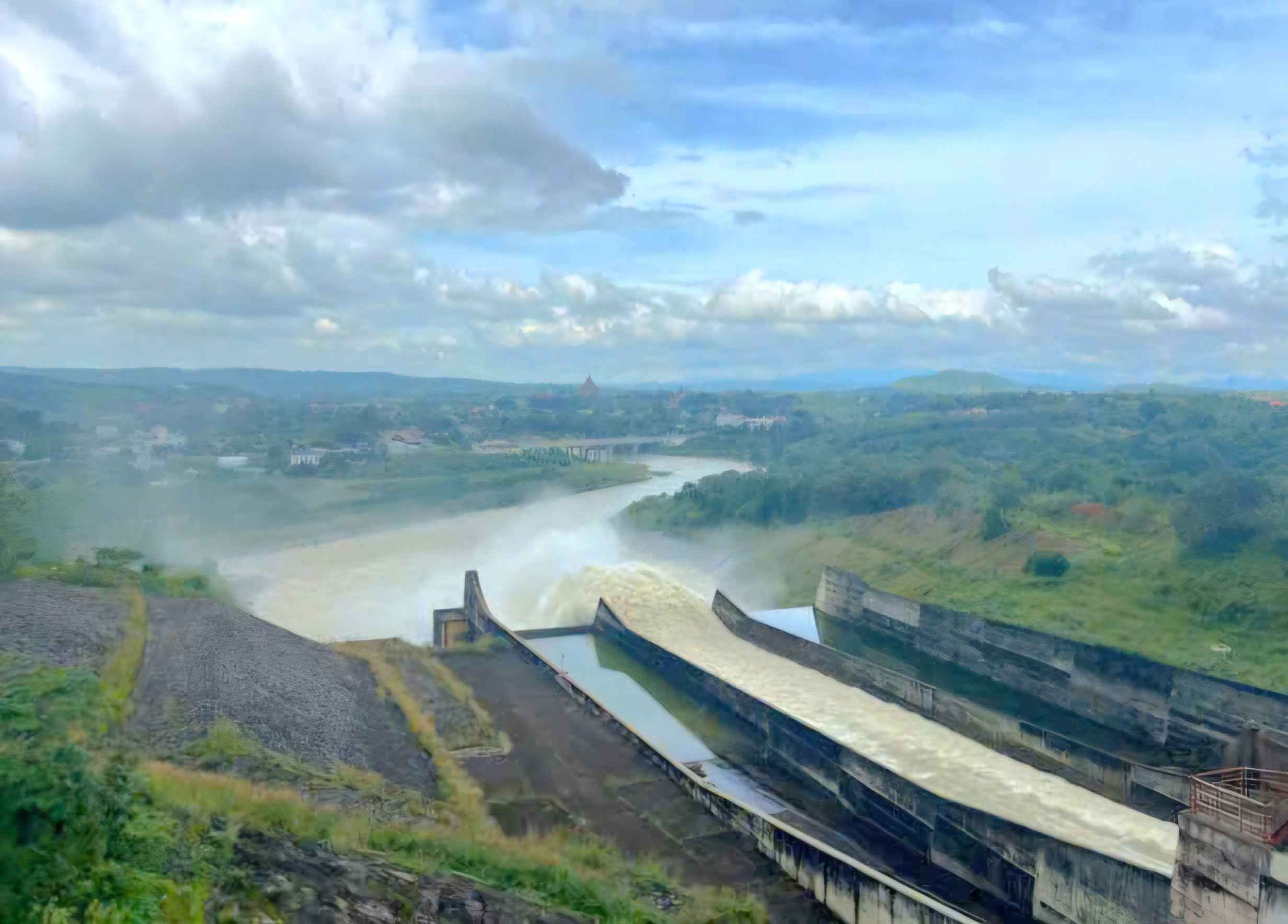 Thủy điện Đại Ninh xả điều tiết qua đập tràn đảm bảo an toàn cho vùng hạ du. Ảnh: Phúc Khánh