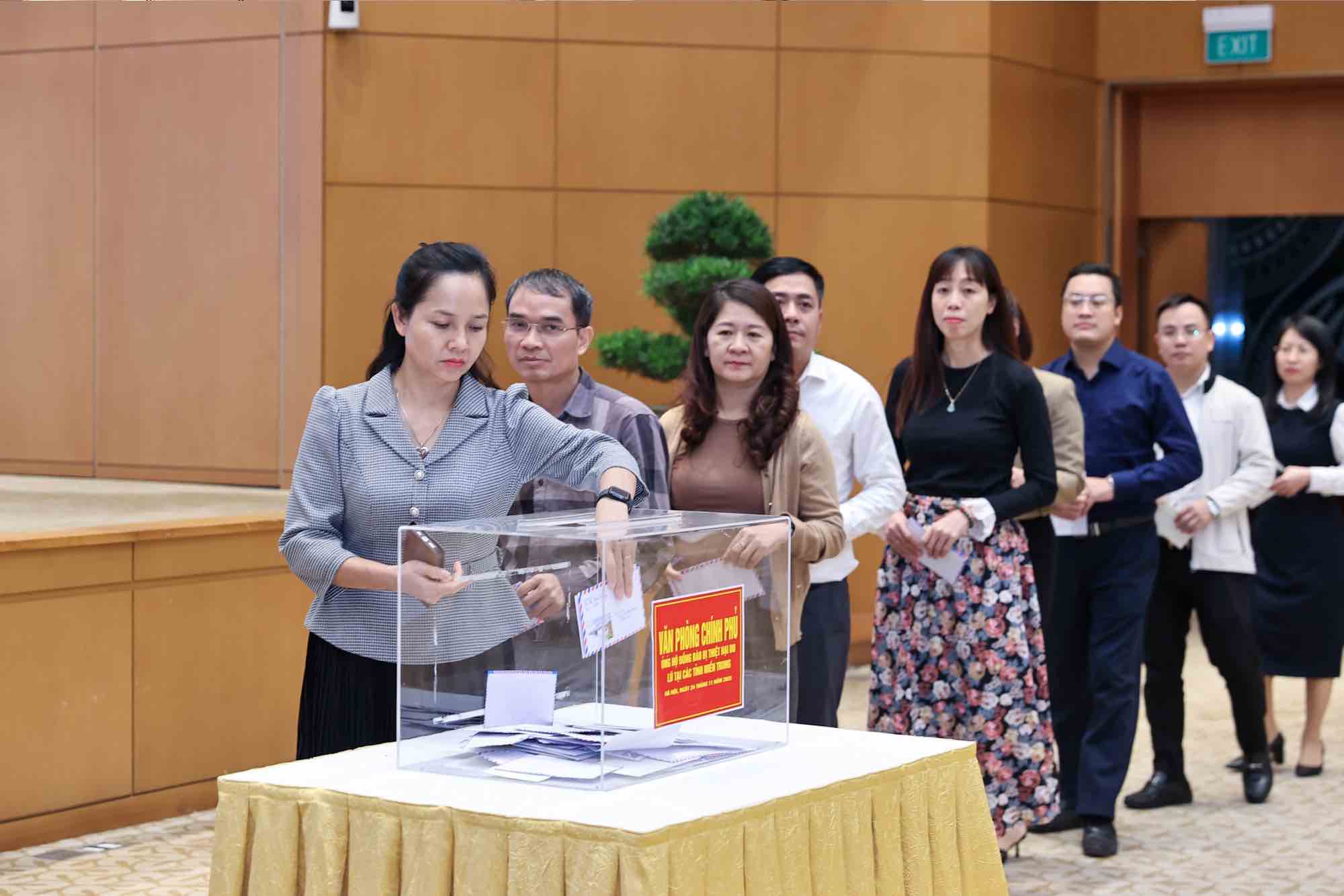 Cán bộ Văn phòng Chính phủ ủng hộ đồng bào. Ảnh: VGP/Nhật Bắc