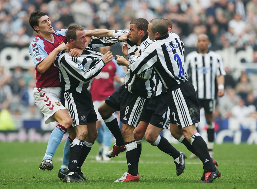 Lee Bowyer và Kieron Dyer của Newcastle xô xát khiến cùng bị đuổi khỏi sân đầy tai tiếng năm 2005. 6.jpg