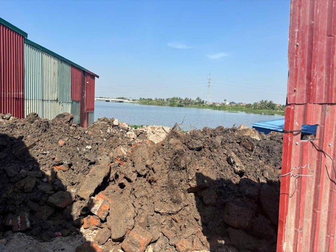 Ngang nhiên cắm cọc, quây tôn, đổ đất xuống lòng sông ở Hải Phòng