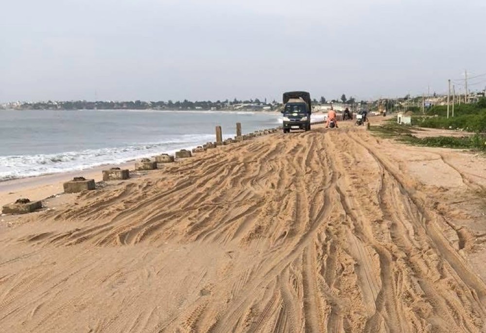 Sóng to khiến cát lấp trên mặt đường ven biển, đoạn Gành Rái. Ảnh: Duy Tuấn